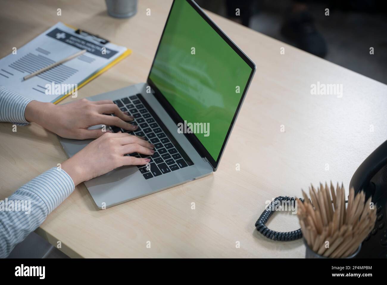 Nahaufnahme der jungen Frau, die mit dem Laptop arbeitet Stockfoto