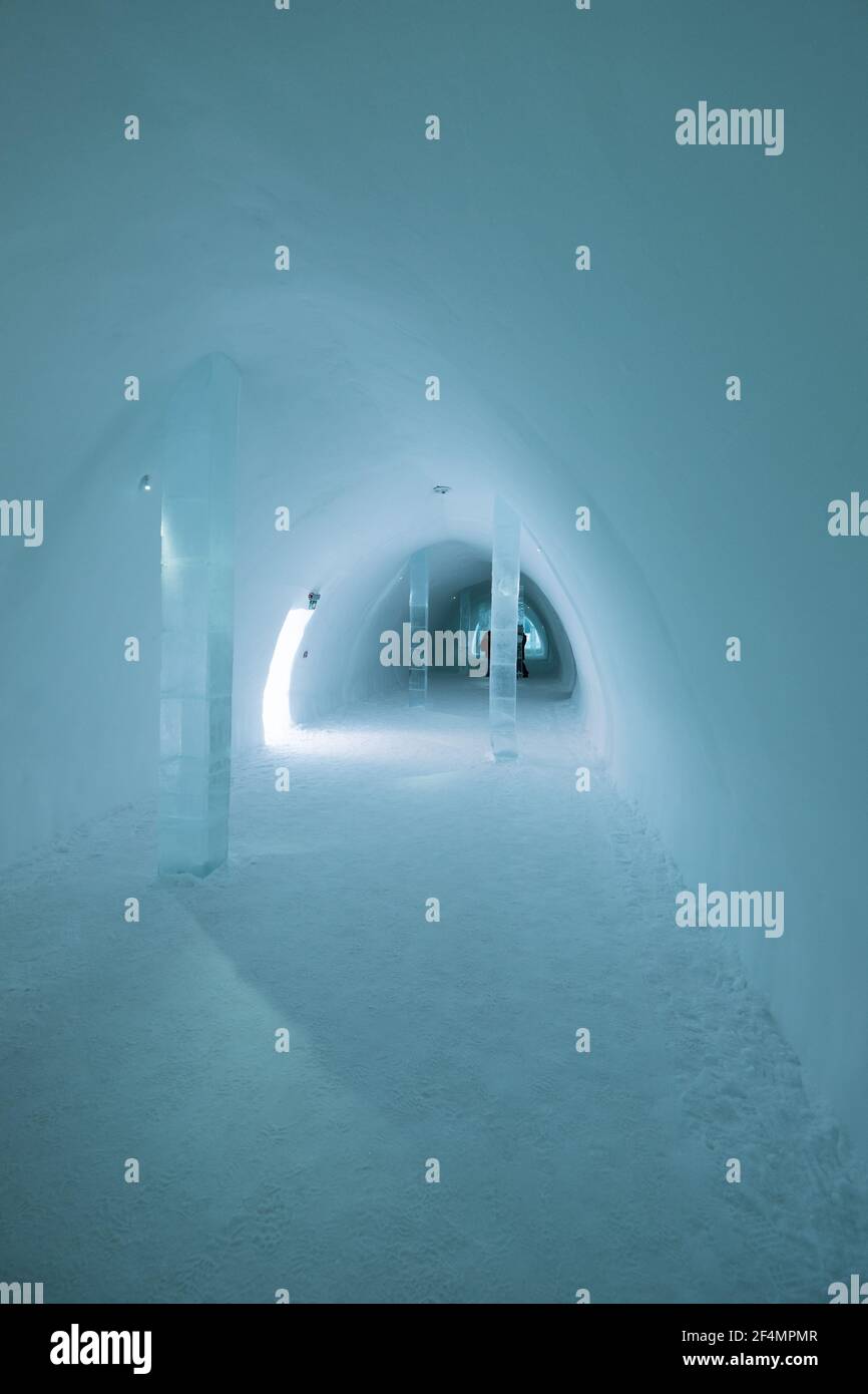 Die Menschen gehen in der zentralen Halle des Icehotel 365 In Jukkasjarvi bei Kiruna in Schweden Stockfoto