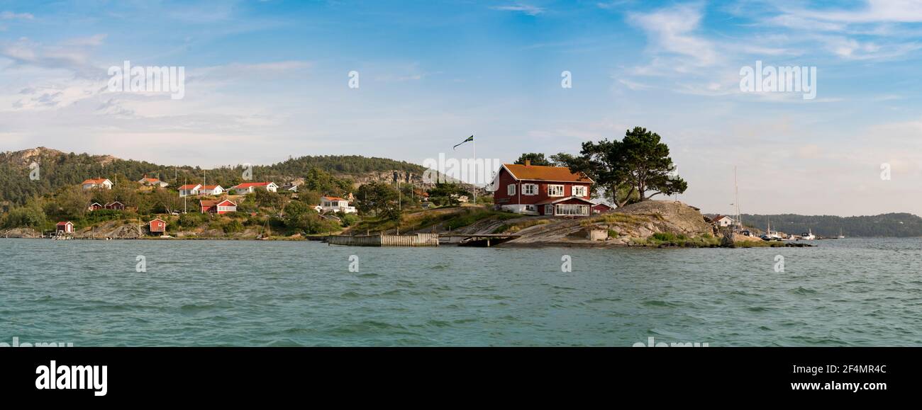 Idyllisches Schwedisches Sommerhaus auf einer winzigen Insel im Schärengarten, Schweden Stockfoto