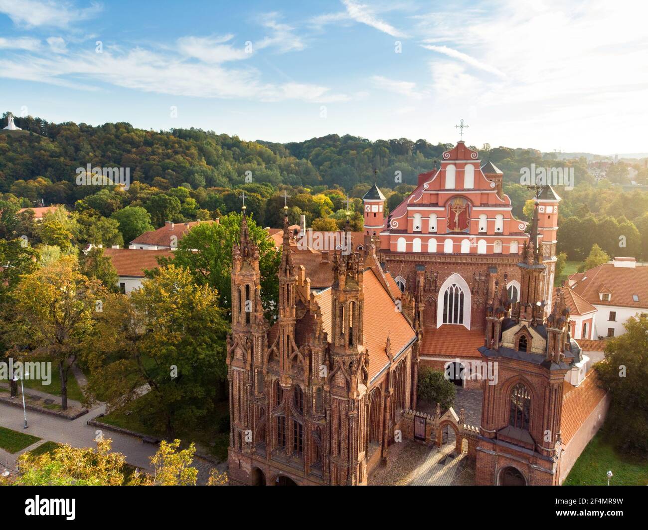 Luftaufnahme von St. Anna Kirche und die benachbarten Bernardine Kirche, eine der schönsten und wahrscheinlich das bekannteste Gebäude in Vilnius. Beau Stockfoto