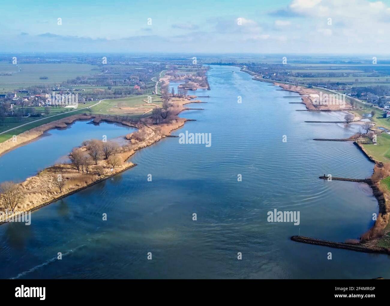 Dies ist ein Drohnenbild, das über dem Fluss Lek in den Niederlanden aufgenommen wurde. Diese liegt zwischen den Dörfern Nieuwpoort und Schoonhoven. Stockfoto