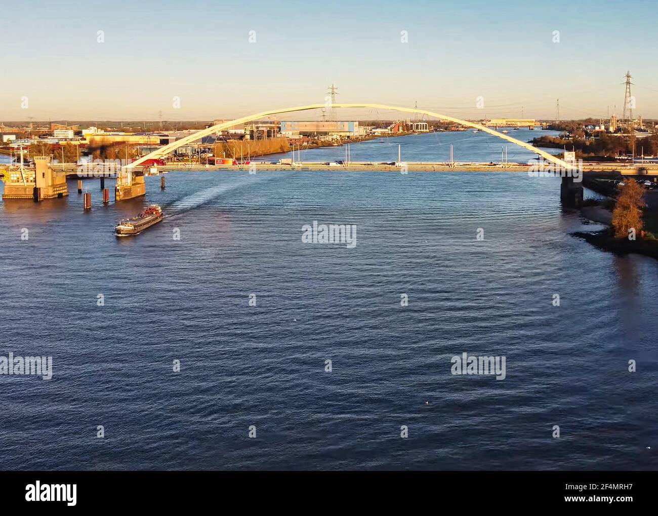 Dies ist ein Drohnenbild, das von der 'Merwedebrug aufgenommen wurde. Diese Brücke ist die Verbindung zwischen Papendrecht und Dordrecht. Stockfoto