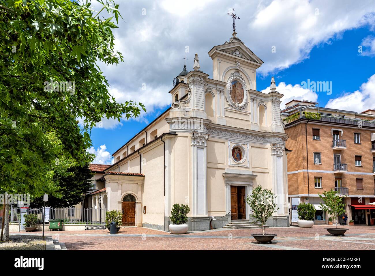 Blick auf die schöne weiße Kirche San Giovanni Battista auf dem kleinen Stadtplatz in Alba, Piemont, Norditalien. Stockfoto