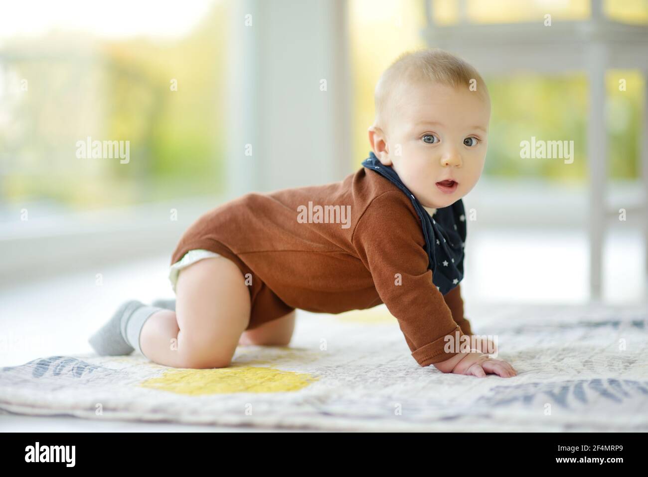 Niedliche fünf Monate alten Baby Junge schaukelt hin und her auf Händen und Knien. Baby während der Standzeit. Liebenswert kleines Kind lernen zu kriechen. Stockfoto
