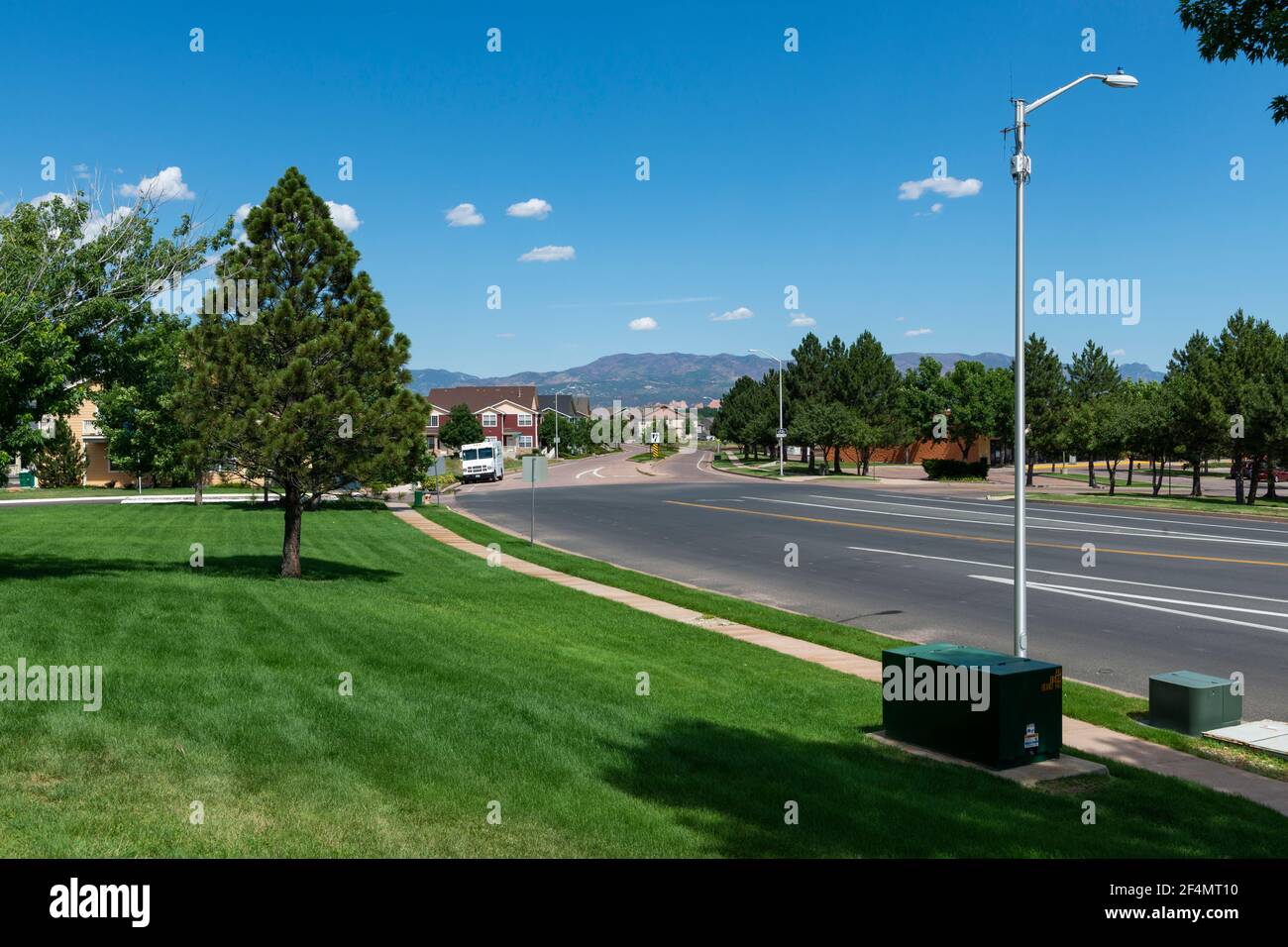 Colorado Springs, Colorado - 10. Juli 2014: Blick auf eine Vorstadtgegend am Stadtrand von Colorado Springs, im Bundesstaat Colorad Stockfoto