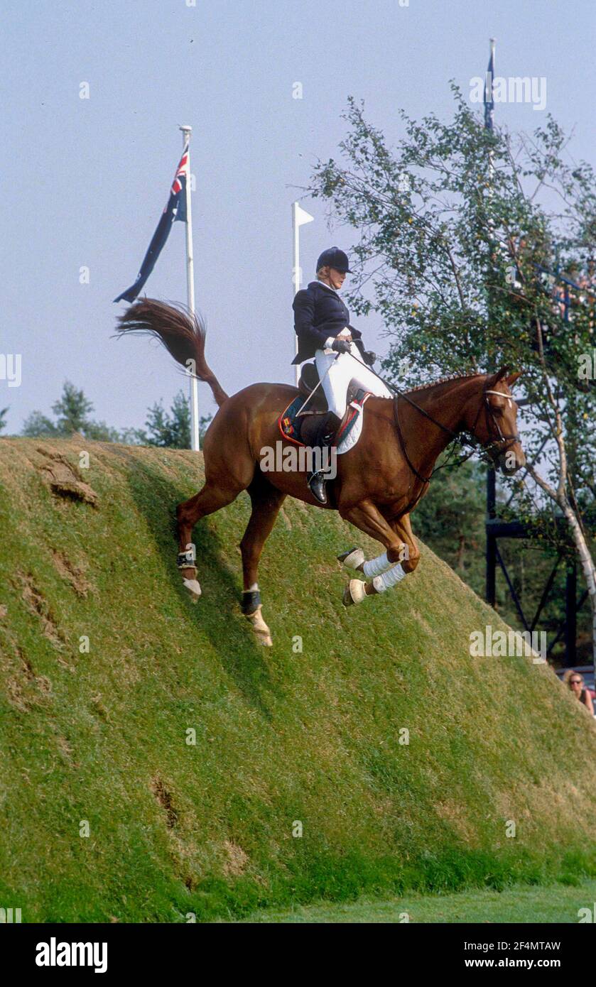 Silk Cut Derby, Hickstead, Silk Cut Derby, Hickstead 1990, Tina Cassan, Großbritannien, der Reit-Treffer hebt von der Hälfte des Ufers ab Stockfoto