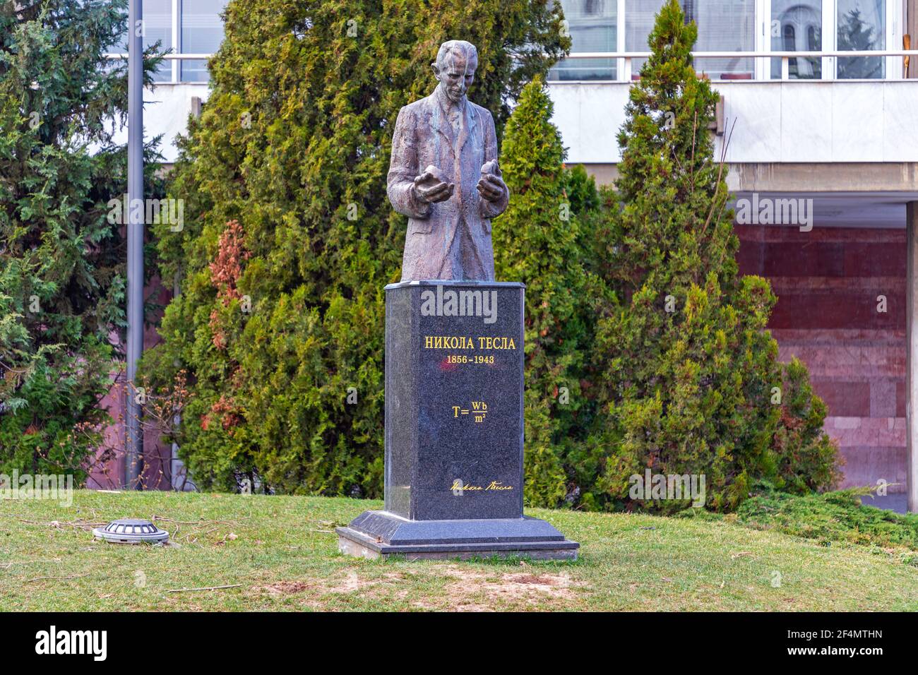 Belgrad, Serbien - 14. Februar 2021: Denkmal des berühmten Wissenschaftlers Nikola Tesla in Belgrad, Serbien. Stockfoto