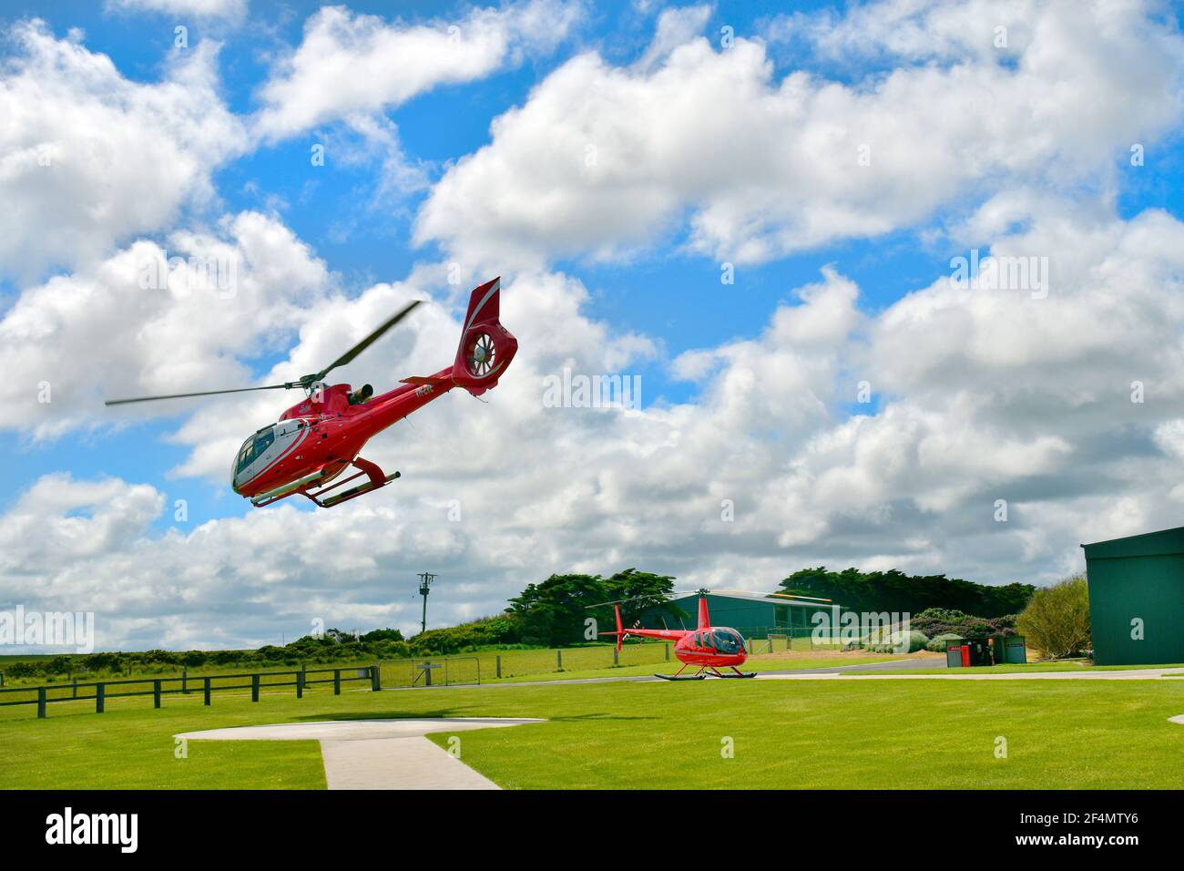 Princetown, VIC, Australien - November 06, 2017: Hubschrauber auf airstrip für den Rundflug über zwölf Apostel in Campbell Nationalpark Stockfoto Princetown, VIC, Australien - November 06, 2017: Hubschrauber auf airstrip für den Rundflug über zwölf Apostel in Campbell Nationalpark Stockfoto