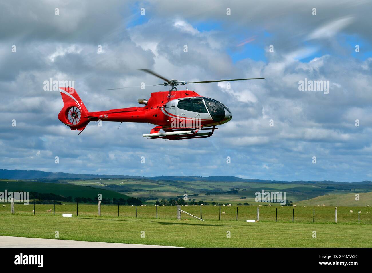 Princetown, VIC, Australien - 06. November 2017: Nicht identifizierte Touristen im Hubschrauber, Start für einen Rundflug über Twelve Apostles in Campbell National Stockfoto Princetown, VIC, Australien - 06. November 2017: Nicht identifizierte Touristen im Hubschrauber, Start für einen Rundflug über Twelve Apostles in Campbell National Stockfoto