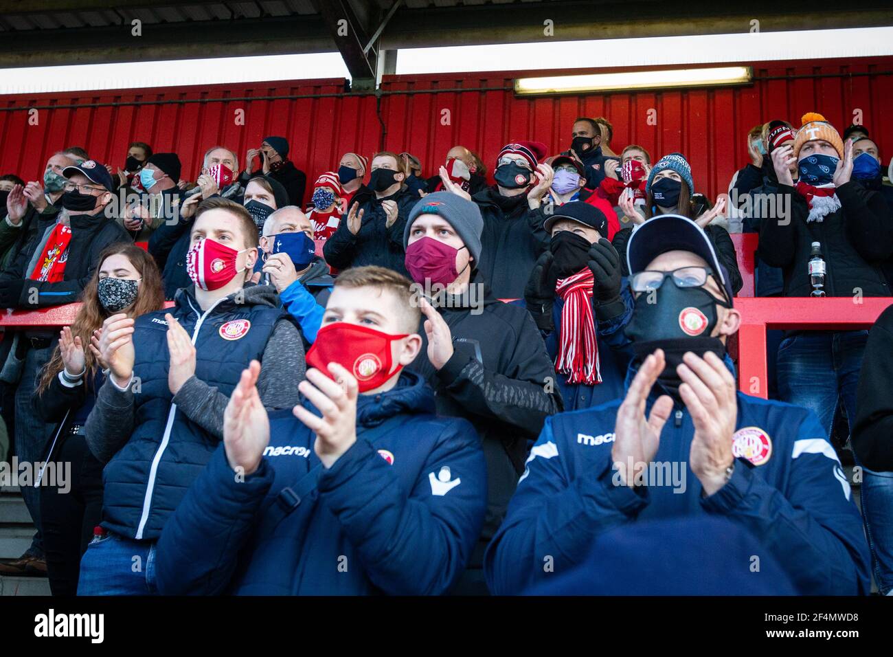 Fans und Zuschauer beobachten Fußballspiele der unteren Liga während der Coronavirus-Pandemie Covid-19 in England, Großbritannien. Tragen von Gesichtsbezügen und Gesichtsmasken. Stockfoto