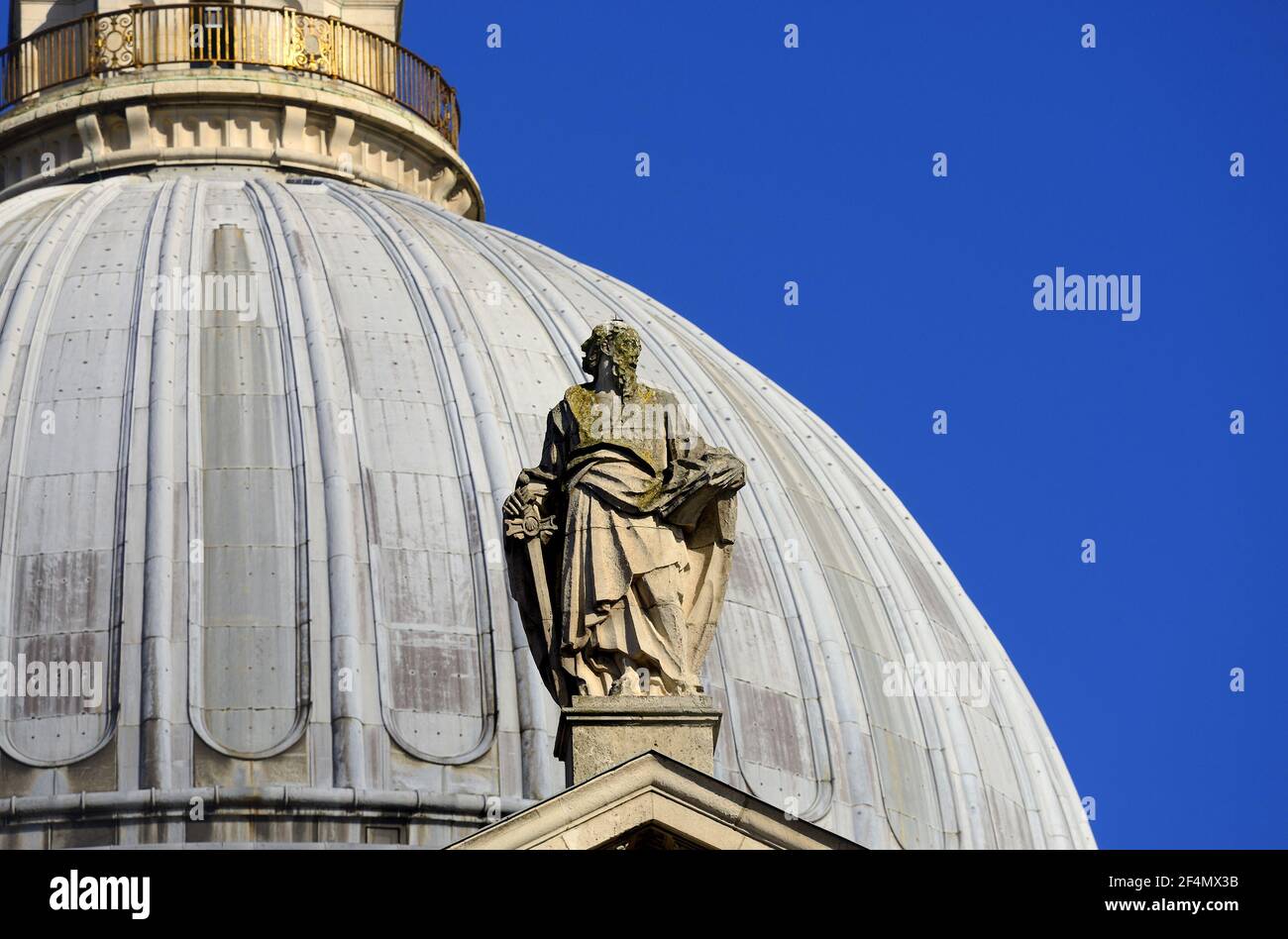 London, England, Großbritannien. St. Paul's Cathedral. Statue von St. Paul mit einem Schwert, auf der westlichen Fassade Stockfoto