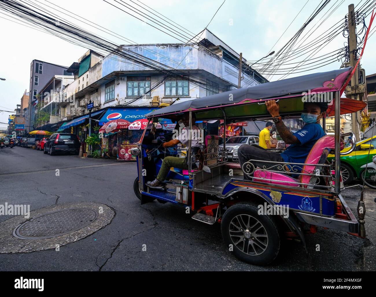 Ein Tuk-Tuk fährt entlang der Straße in der Chinatown-Gegend von Bangkok, Thailand Stockfoto