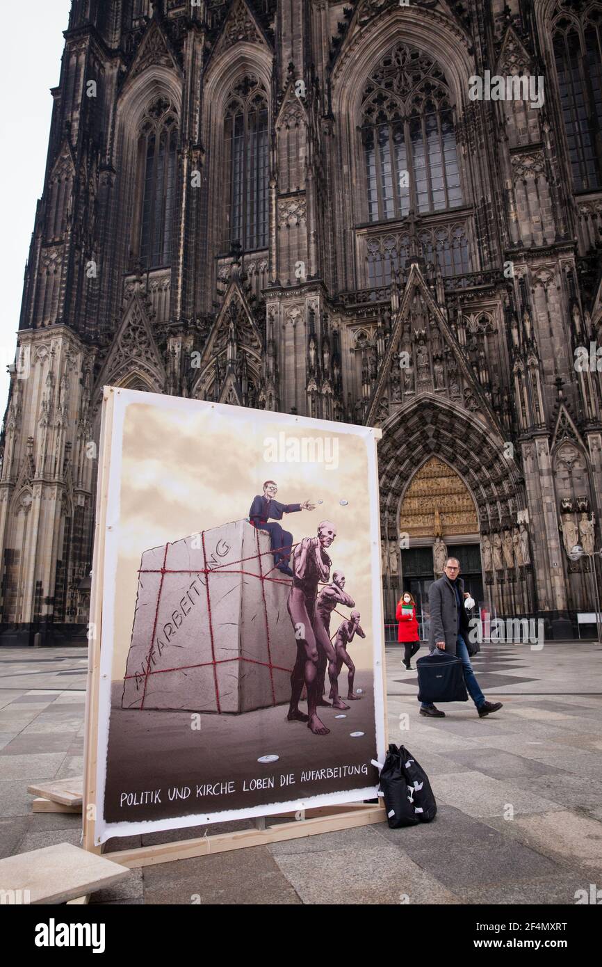 Vertreter der Opfer protestieren mit einem Plakat vor dem Dom, Köln, Germ gegen die zögerliche Offenlegung von Missbrauchsfällen durch Kirchenvertreter Stockfoto