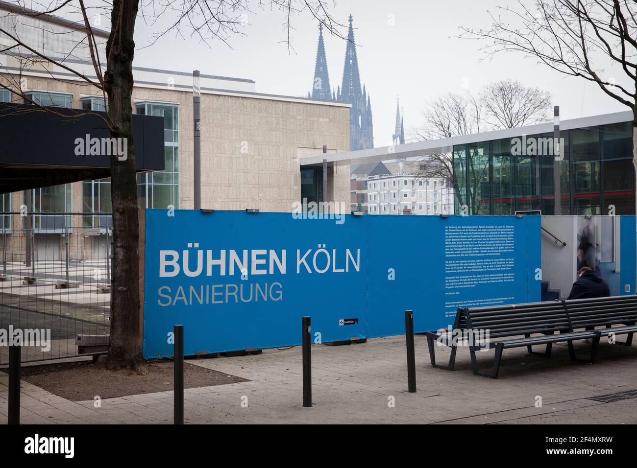 Horten am Opernhaus am Offenbachplatz, Restaurierung, Köln, Deutschland. Bauzaun am Opernhaus am Offenbachplatz, Sanierung, Köln, Deutsch Stockfoto