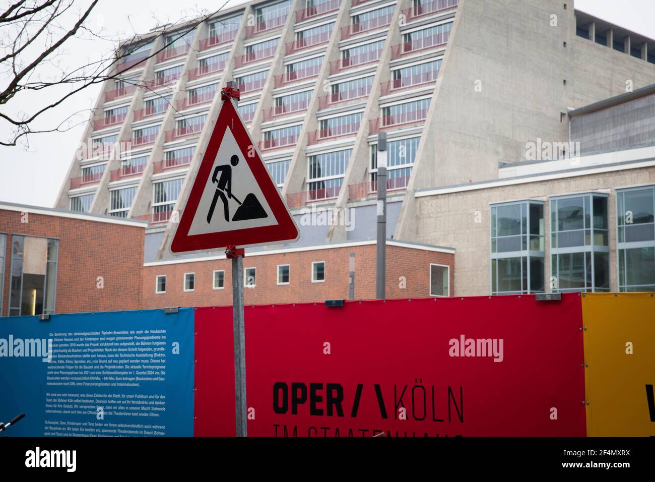 Horten am Opernhaus am Offenbachplatz, Restaurierung, Köln, Deutschland. Bauzaun am Opernhaus am Offenbachplatz, Sanierung, Köln, Deutsch Stockfoto