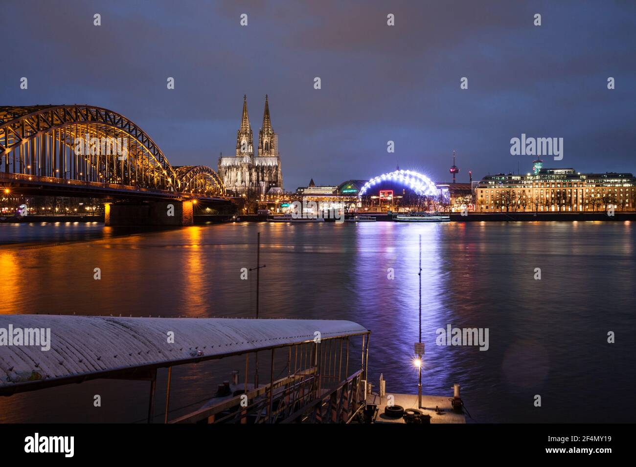 Blick vom Stadtteil Deutz auf die Hohenzollernbrücke, den Dom, das Theater Musical Dome und das Bürogebäude Neue Direktion, Rhein, Köln Stockfoto