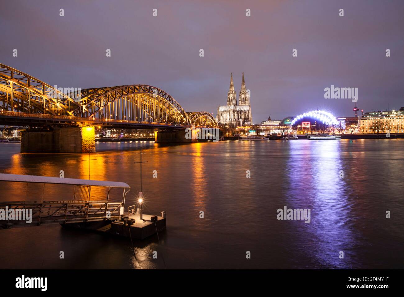 Blick vom Stadtteil Deutz auf die Hohenzollernbrücke, den Dom, das Theater Musical Dome und das Bürogebäude Neue Direktion, Rhein, Köln Stockfoto