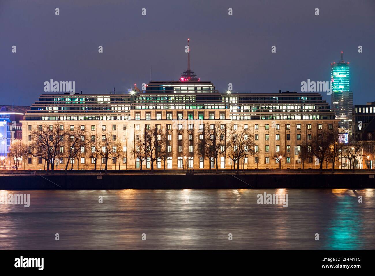Blick vom Stadtteil Deutz auf das Bürogebäude Neue Direktion, Rhein, Köln, Deutschland, Sitz der Europäischen Agentur für Flugsicherheit (EASA Stockfoto