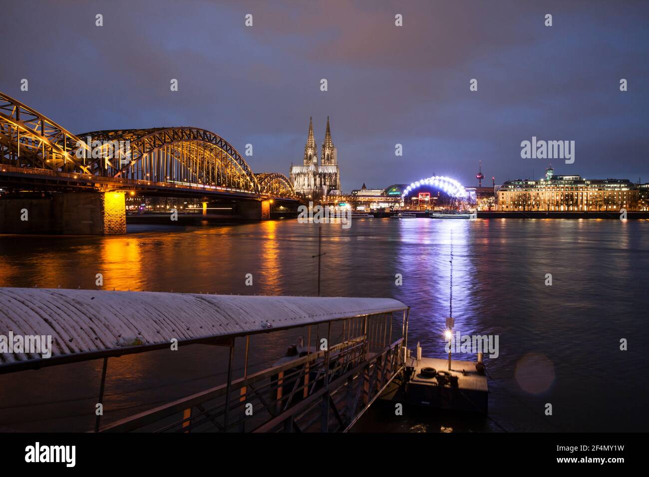 Blick vom Stadtteil Deutz auf die Hohenzollernbrücke, den Dom, das Theater Musical Dome und das Bürogebäude Neue Direktion, Rhein, Köln Stockfoto