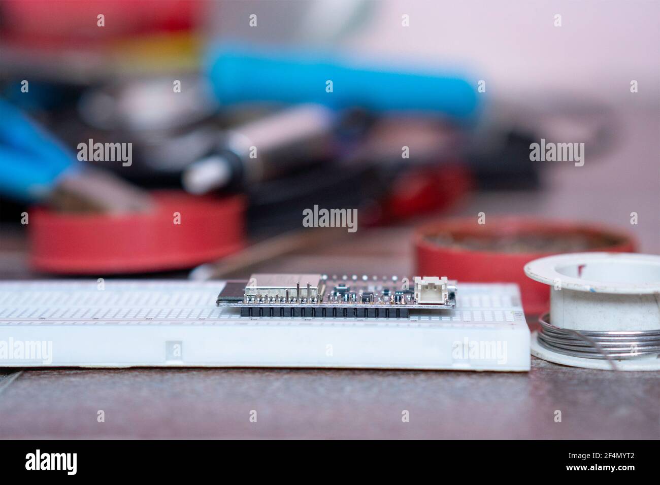 Mikrocontroller auf einem Experimentier-Board, verwendet, um über das Internet der Dinge zu lernen. (Studie IoT) Stockfoto