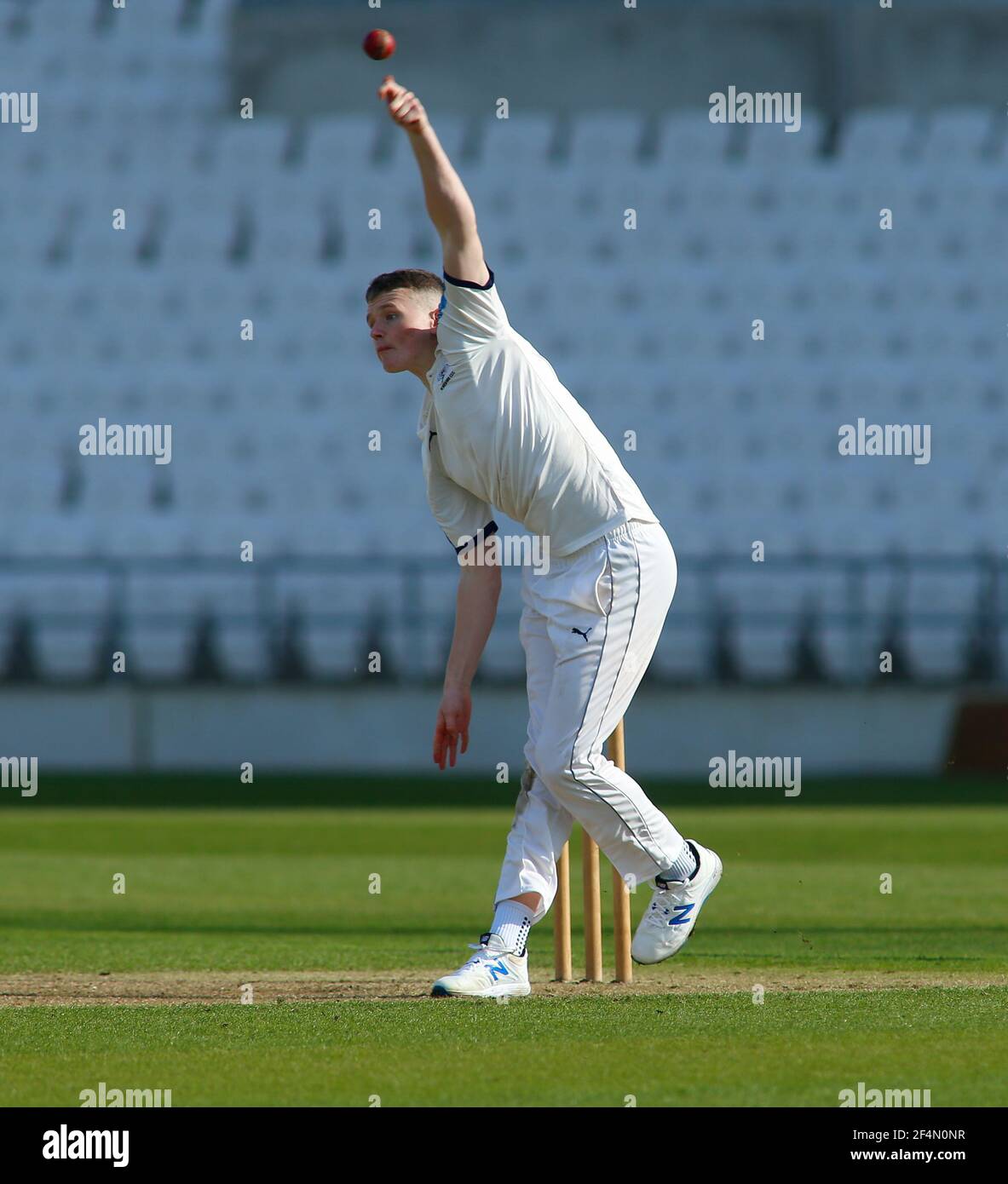 Yorkshire County Cricket, Emerald Headingley Stadium, Leeds, West Yorkshire, 22nd. März 2021. Vor der Saison freundlich - Yorkshire County Cricket Club vs Durham County Cricket Club, Tag 1. Josh Sullivan von Yorkshire County Cricket Club Bowling. Kredit: Touchlinepics/Alamy Live Nachrichten Stockfoto