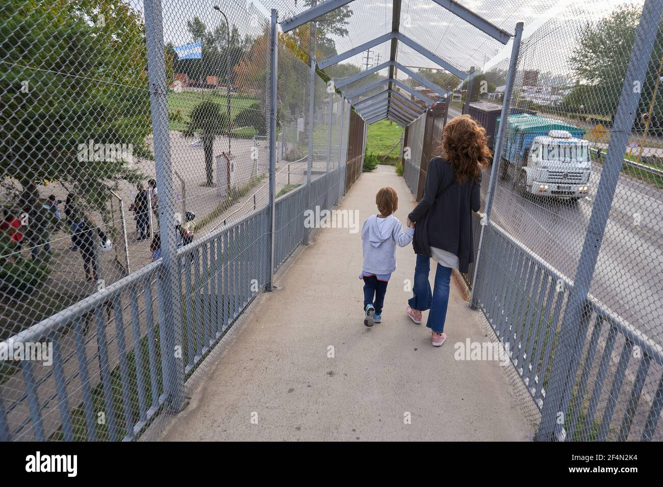 Firmat, Argentinien. März 2021, 22nd. Eine Mutter und ein Kind überqueren während des Schulbesuchs eine Fußgängerbrücke über eine nationale Route.nach einem Jahr Online-Schule oder gar keiner Schule aufgrund der Coronavirus-Pandemie kehren Vorschulkinder in Argentinien zur Schule zurück. (Foto von Patricio Murphy/SOPA Images/Sipa USA) Quelle: SIPA USA/Alamy Live News Stockfoto