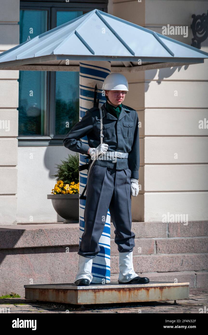 Eine der beiden Wache der finnischen Armee An der offiziellen Residenz des Präsidenten der Finnischen Republik beim Präsidenten Palast auf Mariankatu Stockfoto