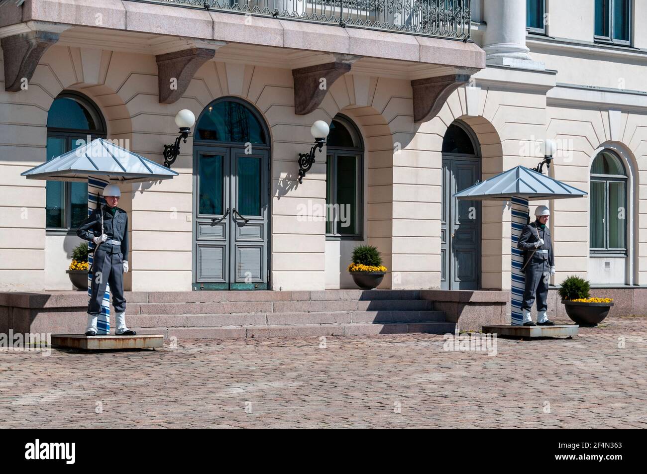 Zwei finnische Heeresscharen in ihren Sentry-Boxen am Offizielle Residenz des Präsidenten der Finnischen Republik im Präsidentenpalast auf Mariankatu vorbei Stockfoto