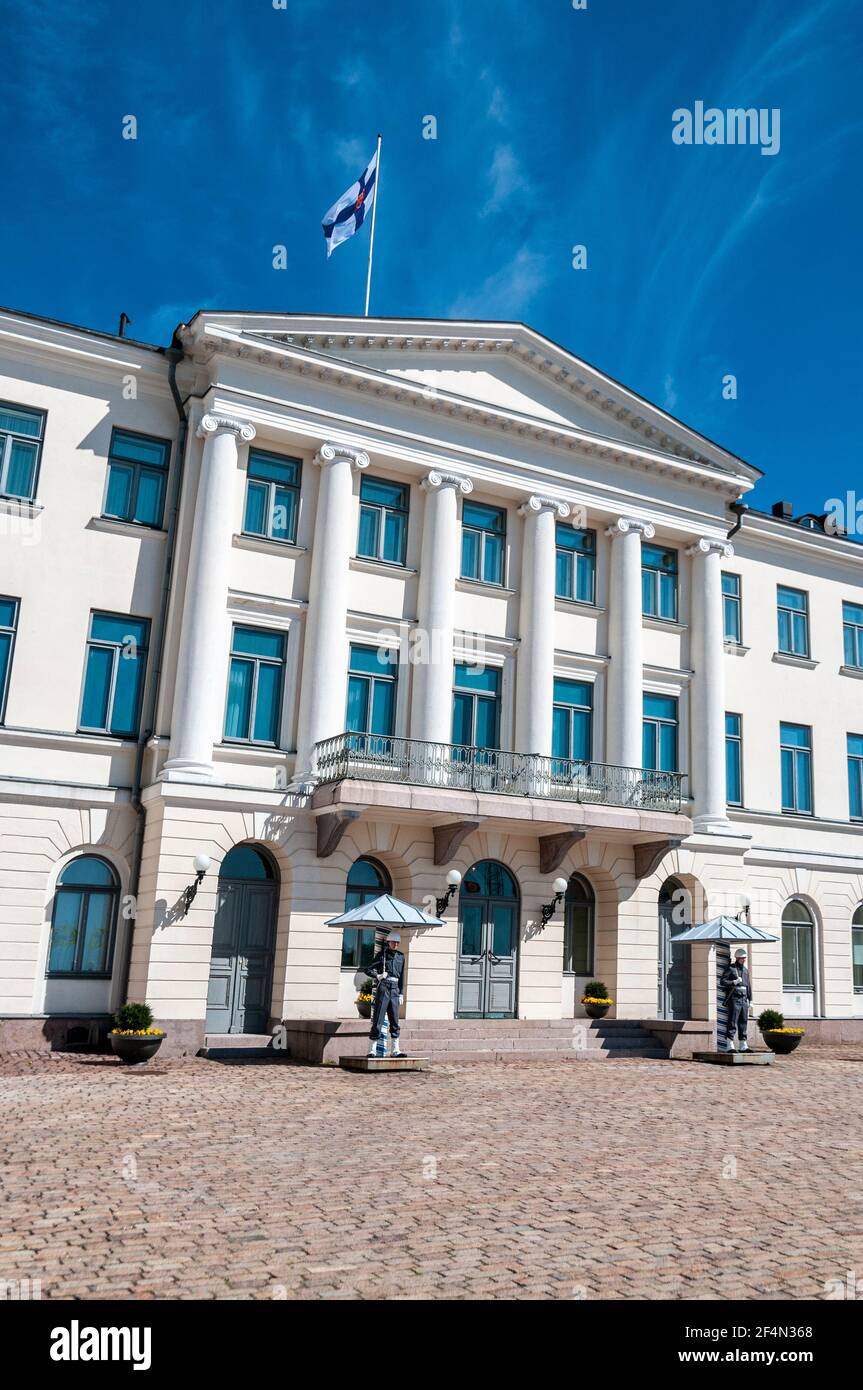 Zwei finnische Heeresscharen in ihren Sentry-Boxen am Offizielle Residenz des Präsidenten der Finnischen Republik im Präsidentenpalast auf Mariankatu vorbei Stockfoto