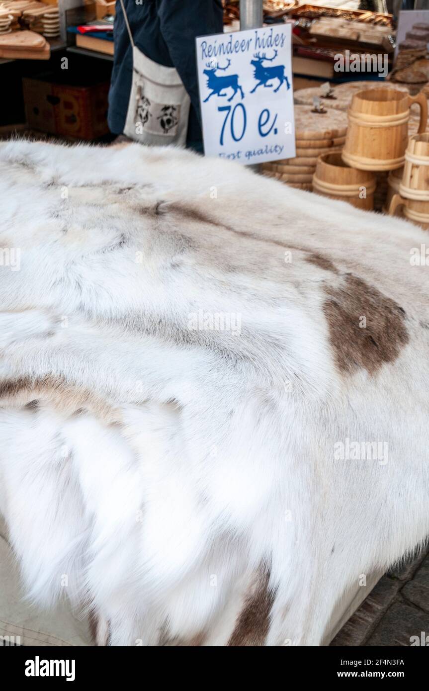 Finnische Rentierhäute werden auf einem Freiluftmarkt auf dem Kauppatori (Marktplatz) am Haupthafen von Helsinki, Finnland, verkauft. Stockfoto