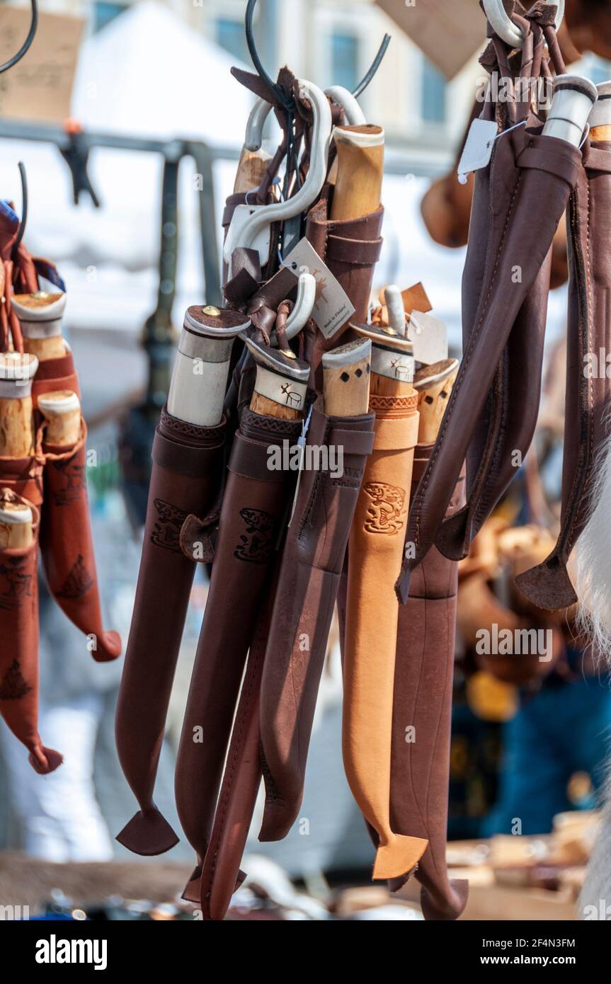 Eine Ausstellung traditioneller handgefertigter Marttiini Lapp Messer zum Verkauf Auf einem Freiluftmarkt auf dem Kauppatori (Marktplatz) An der Hauptbohrung in H Stockfoto