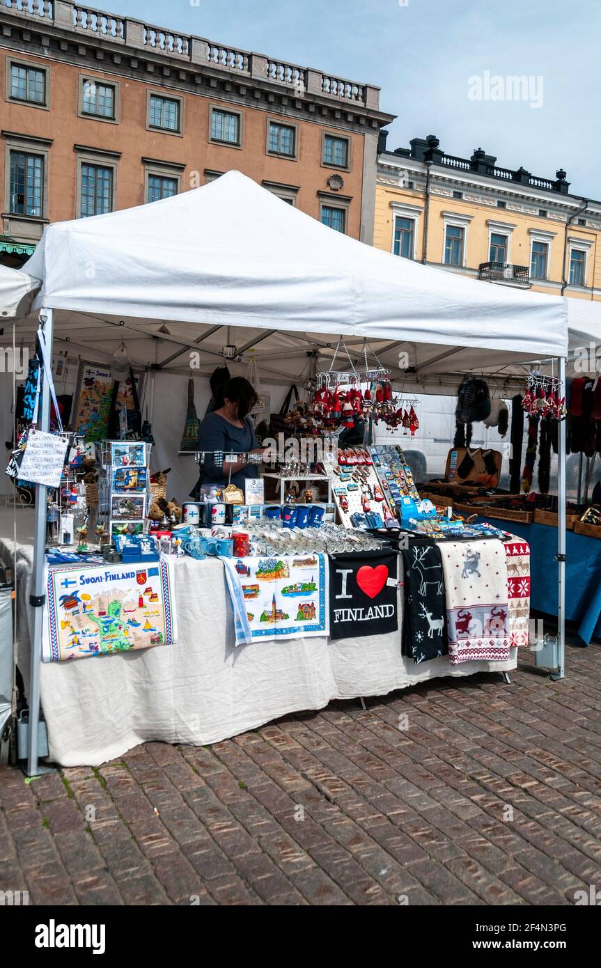 Eine große Auswahl an finnischen Touristen-Souvenirs, die auf einem Open-Air-Markt auf dem Kauppatori (Marktplatz) an der Hafenpromenade von Helsinki angeboten werden, Stockfoto