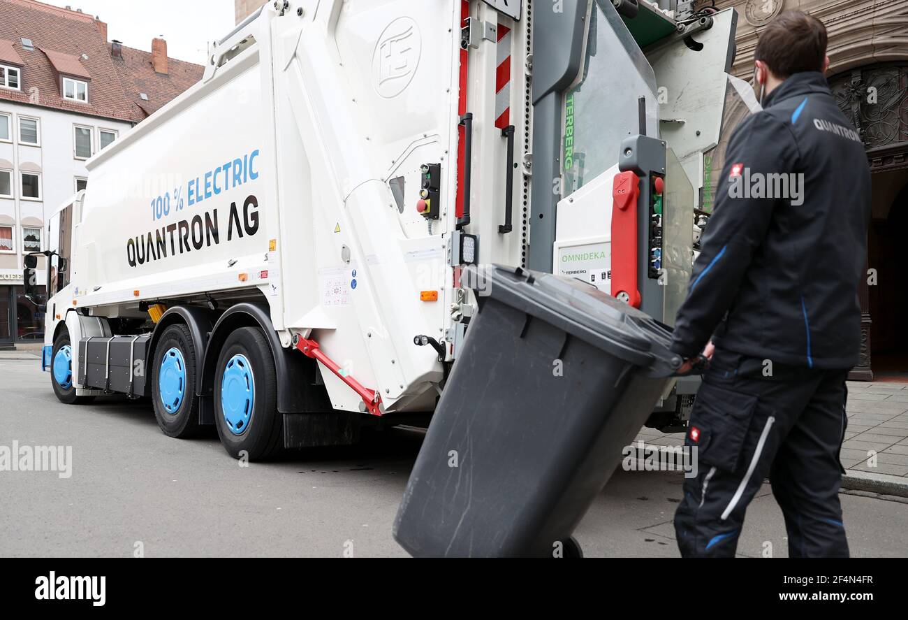 Nürnberg, Deutschland. März 2021, 22nd. Offiziell präsentiert wird ein vollelektrischer Müllwagen der Abfallwirtschaft der Stadt Nürnberg (ASN). Vier Wochen lang wird das Fahrzeug auf verschiedenen Touren in der Stadt eingesetzt. Ein solcher Müllwagen wird laut ASN auch in Frankfurt und im Landkreis Dillingen an der Donau getestet. Quelle: Daniel Karmann/dpa/Alamy Live News Stockfoto