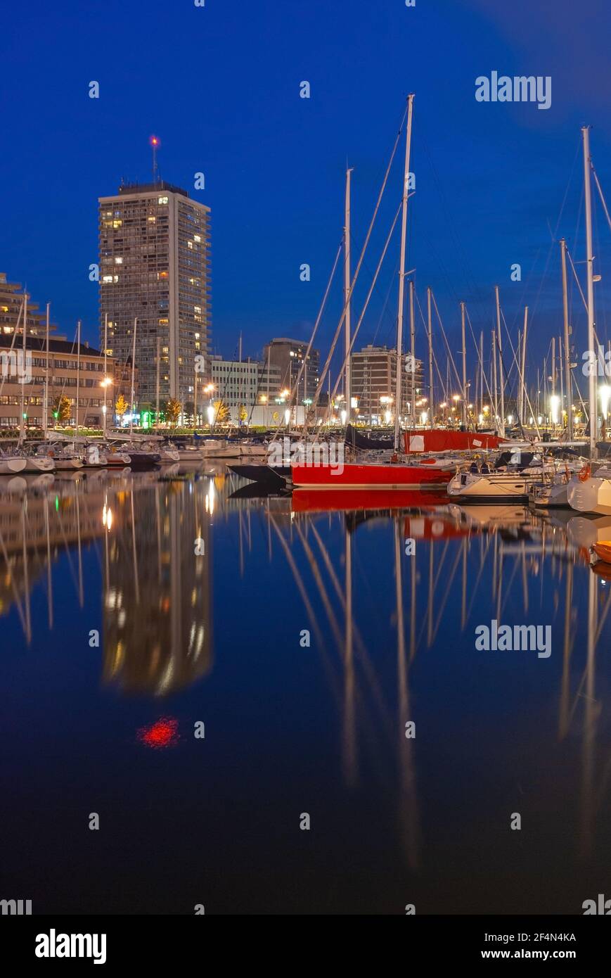 Oostende (Ostend) Yacht Marina Hafen bei Nacht in vertikalem Format, Belgien. Stockfoto