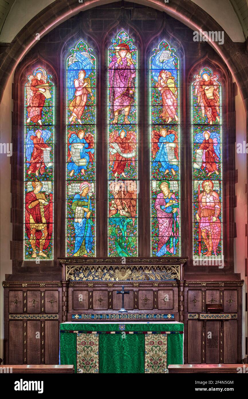 Eines der Buntglasfenster, die von Sir Edward Burne-Jones entworfen und im William Morris Studio in der St. Martins Kirche, Brampton, Cumbria ausgeführt wurden Stockfoto