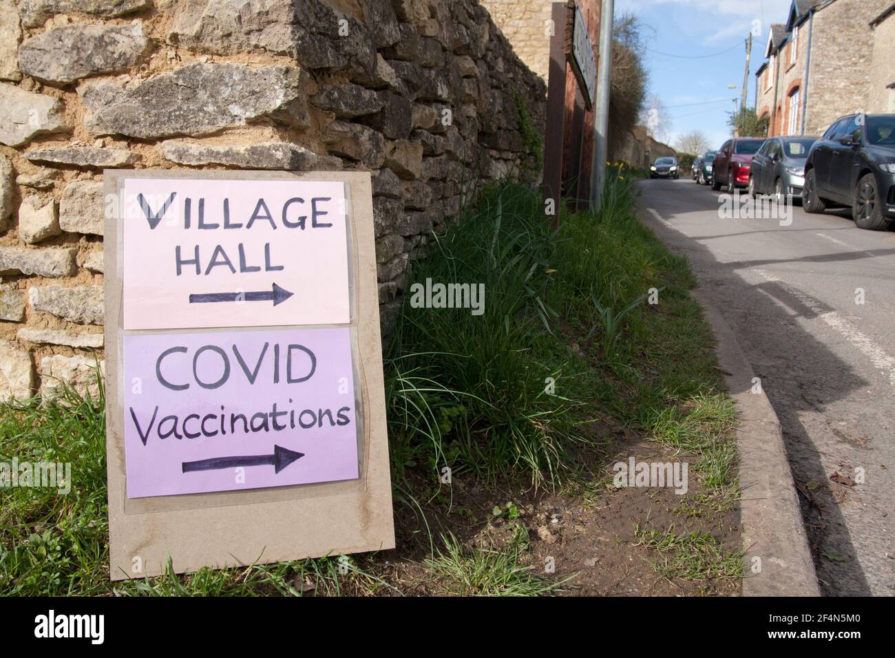 Covid-19 Impfzentrum Zeichen in Islip Oxfordshire Dorf, England, 2021 Stockfoto