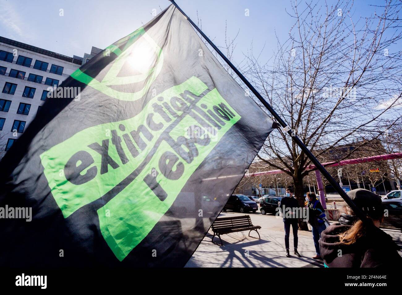 Berlin, Deutschland. März 2021, 22nd. Ein Teilnehmer an einem Protest der Umweltbewegung Extinction Rebellion zum Weltwassertag mit dem Slogan "Protect Water- Stop Fracking Worldwide" hält eine Extinction Rebellion Flagge. Quelle: Christoph Soeder/dpa/Alamy Live News Stockfoto