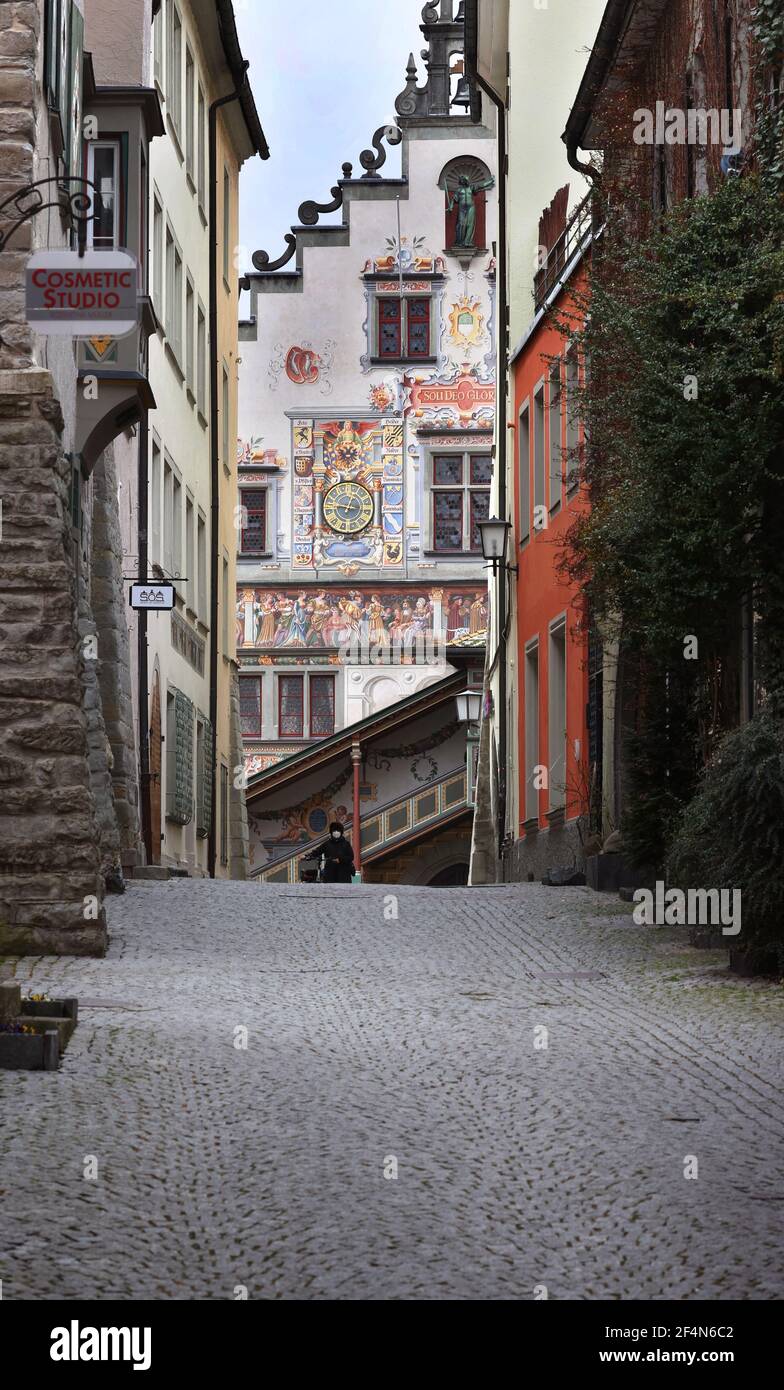 Lindau, Deutschland. März 2021, 22nd. Die Gassen rund um das historische Rathaus sind fast menschenleer. Quelle: Karl-Josef Hildenbrand/dpa/Alamy Live News Stockfoto