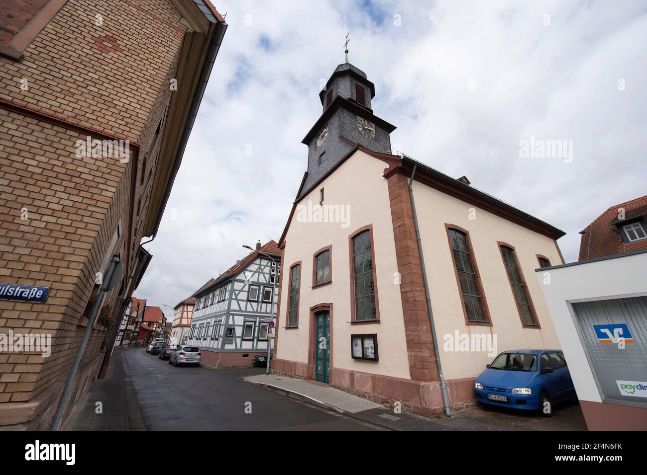 Harreshausen, Deutschland. März 2021, 22nd. Harrenhausen im Landkreis Darmstadt-Dieburg. Nachdem sich offenbar mehrere nicht explodierte Bomben aus dem Zweiten Weltkrieg auf einem Feld am Rande des Dorfes befanden, müssen die rund 1100 Dorfbewohner am Freitag, den 26,03.2021, ihre Häuser verlassen, damit Experten die Sprengstoffreste unschädlich machen können. Quelle: Boris Roessler/dpa/Alamy Live News Stockfoto