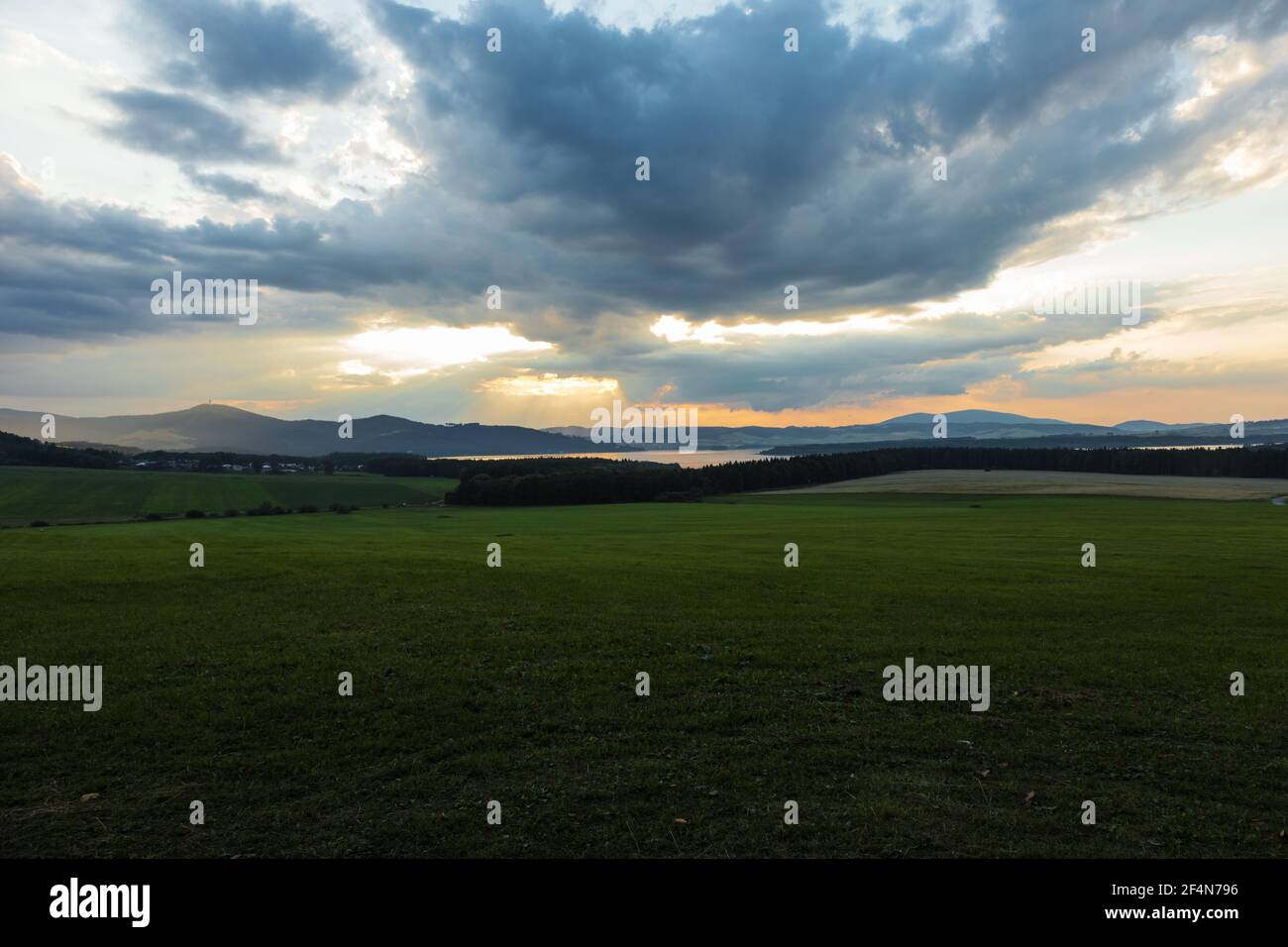 Land bei Sonnenaufgang in Polen. Es ist ein friedlicher Ort Stockfoto