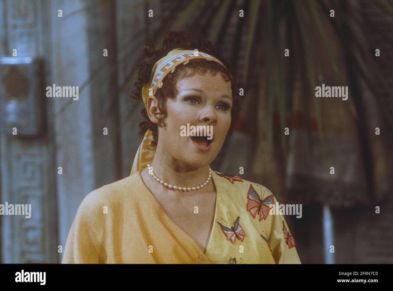 Die RSC-Besetzung in Aktion während der ATV-FERNSEHNETZPRODUKTION von Trevor Nunns musikalischer Adaption für das Fernsehen, KOMÖDIE DER FEHLER von William Shakespeare im Royal Shakespeare Theatre, Stratford-upon-Avon. Darsteller: Judi Dench, Francesca Annis, Michael Williams,- Mike Gwilym, Roger Reed, Nickolas Grace, Griffith Jones, Barbara Shelley, Robin Ellis. Die Aufführung wurde am 18. April 1978 vom Theater national übertragen. Stockfoto