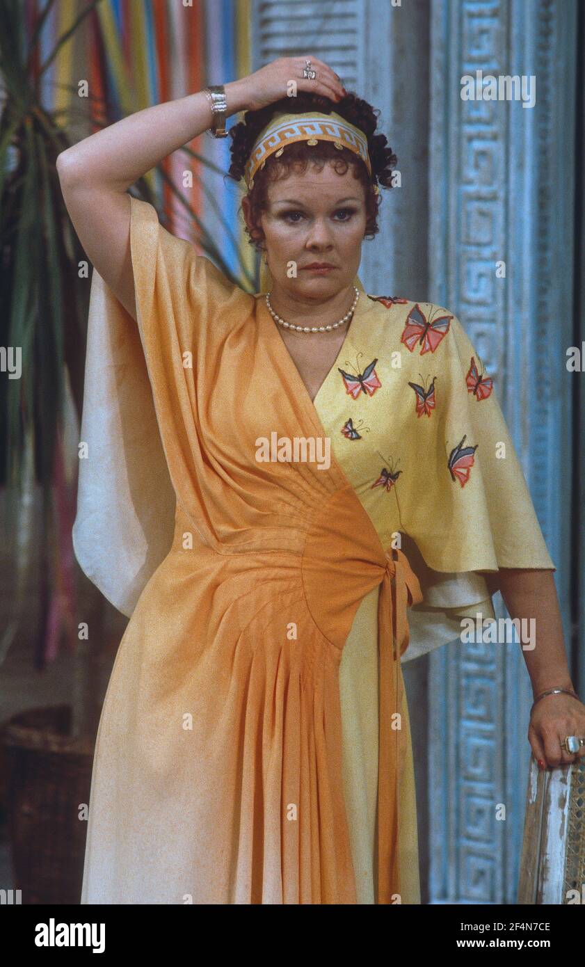 Die RSC-Besetzung in Aktion während der ATV-FERNSEHNETZPRODUKTION von Trevor Nunns musikalischer Adaption für das Fernsehen, KOMÖDIE DER FEHLER von William Shakespeare im Royal Shakespeare Theatre, Stratford-upon-Avon. Darsteller: Judi Dench, Francesca Annis, Michael Williams,- Mike Gwilym, Roger Reed, Nickolas Grace, Griffith Jones, Barbara Shelley, Robin Ellis. Die Aufführung wurde am 18. April 1978 vom Theater national übertragen. Stockfoto