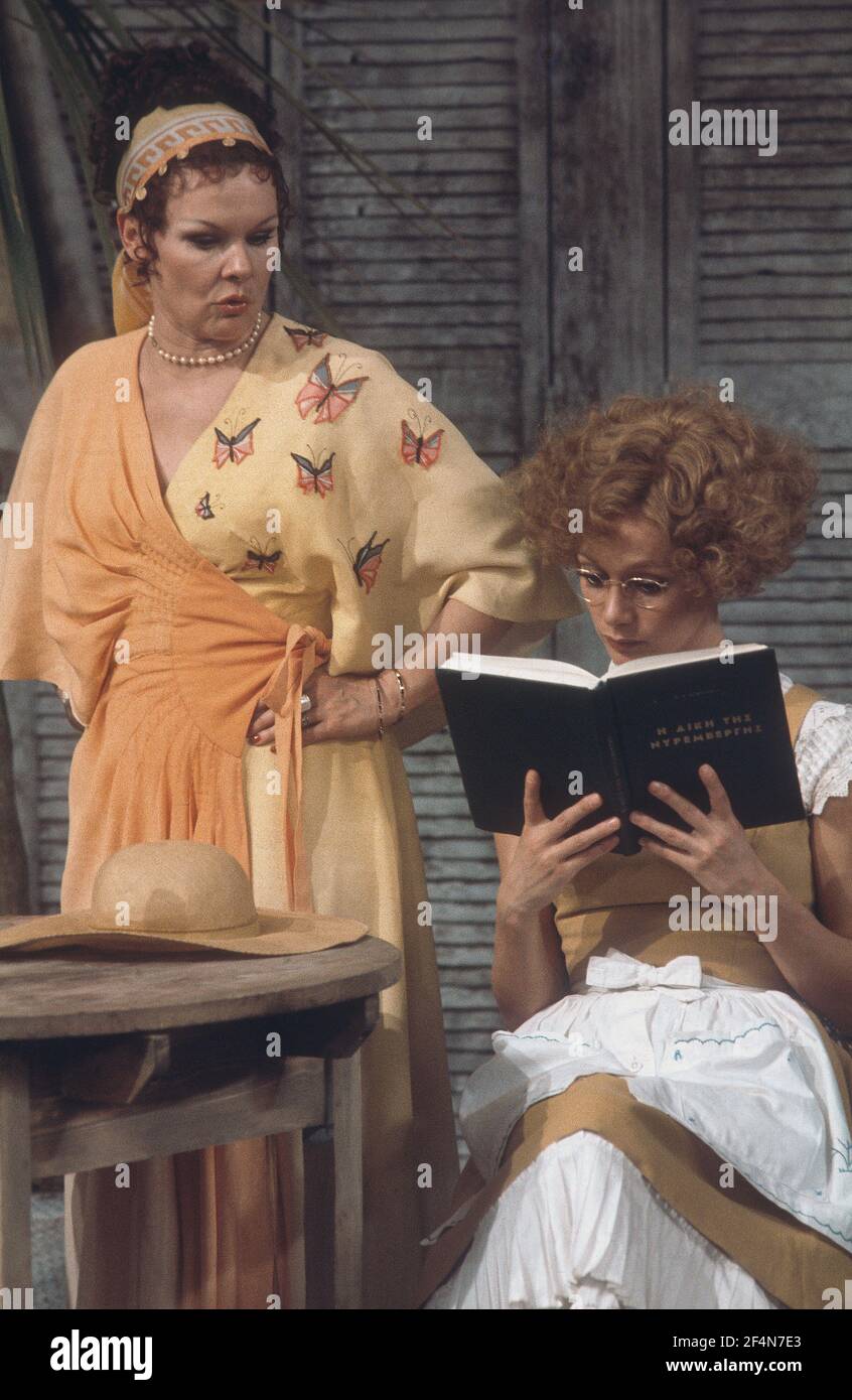 Die RSC-Besetzung in Aktion während der ATV-FERNSEHNETZPRODUKTION von Trevor Nunns musikalischer Adaption für das Fernsehen, KOMÖDIE DER FEHLER von William Shakespeare im Royal Shakespeare Theatre, Stratford-upon-Avon. Darsteller: Judi Dench, Francesca Annis, Michael Williams,- Mike Gwilym, Roger Reed, Nickolas Grace, Griffith Jones, Barbara Shelley, Robin Ellis. Die Aufführung wurde am 18. April 1978 vom Theater national übertragen. Stockfoto