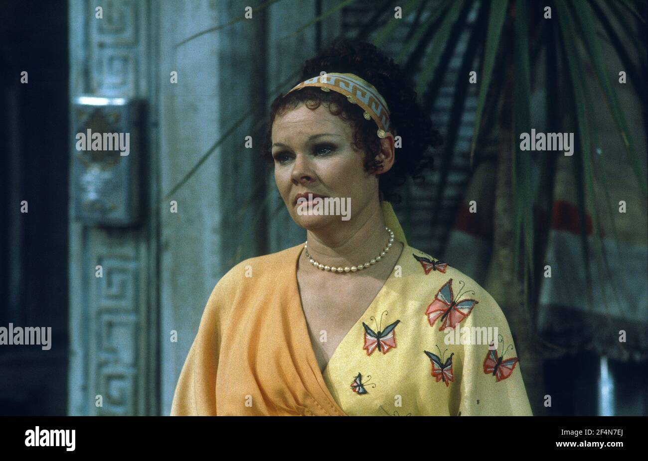 Die RSC-Besetzung in Aktion während der ATV-FERNSEHNETZPRODUKTION von Trevor Nunns musikalischer Adaption für das Fernsehen, KOMÖDIE DER FEHLER von William Shakespeare im Royal Shakespeare Theatre, Stratford-upon-Avon. Darsteller: Judi Dench, Francesca Annis, Michael Williams,- Mike Gwilym, Roger Reed, Nickolas Grace, Griffith Jones, Barbara Shelley, Robin Ellis. Die Aufführung wurde am 18. April 1978 vom Theater national übertragen. Stockfoto