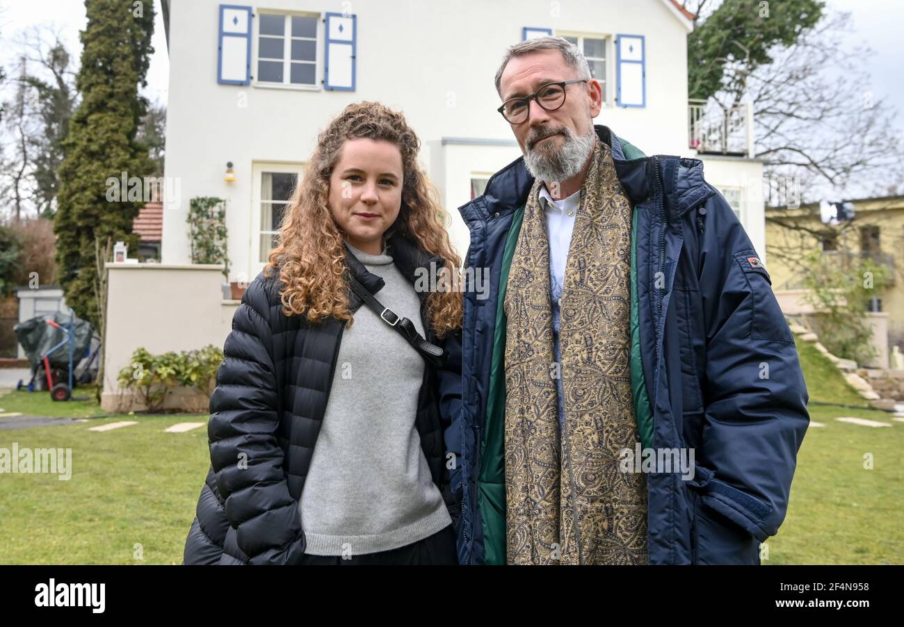 Berlin, Deutschland. März 2021, 17th. Schauspieler Klara Deutschmann als Anna Niemeyer und Heikko Deutschmann als Rolf Christiansen am Drehort der ZDF-Krimiserie "ein starkes Team" in der Folge "Abgestürzt". Zum ersten Mal ist Heikko Deutschmann und seine Tochter Klara Deutschmann gemeinsam in einem Film zu sehen. Quelle: Jens Kalaene/dpa-Zentralbild/ZB/dpa/Alamy Live News Stockfoto
