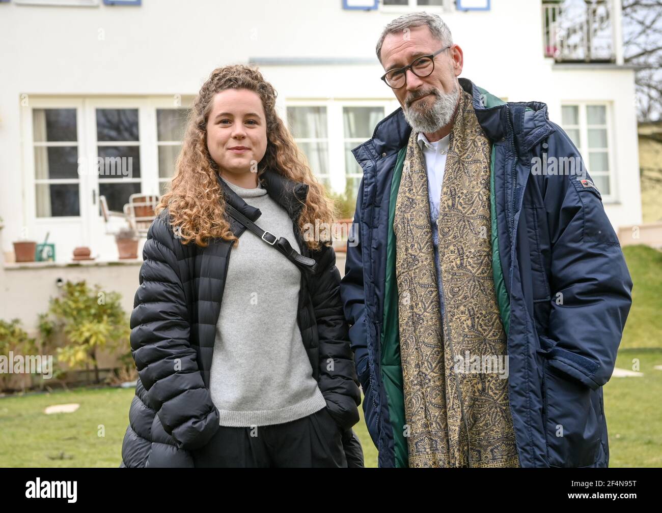 Berlin, Deutschland. März 2021, 17th. Schauspieler Klara Deutschmann als Anna Niemeyer und Heikko Deutschmann als Rolf Christiansen am Drehort der ZDF-Krimiserie "ein starkes Team" in der Folge "Abgestürzt". Zum ersten Mal ist Heikko Deutschmann und seine Tochter Klara Deutschmann gemeinsam in einem Film zu sehen. Quelle: Jens Kalaene/dpa-Zentralbild/ZB/dpa/Alamy Live News Stockfoto