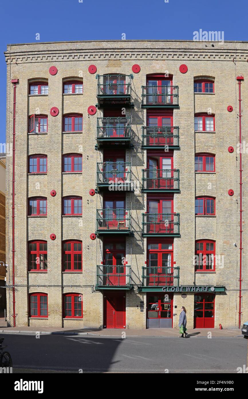 Straßenhöhe von Globe Wharf, Rotherhithe, London. Ein viktorianisches Lagerhaus und Getreidespeicher am Flussufer, die 1999 in Luxuswohnungen umgewandelt wurden. Stockfoto