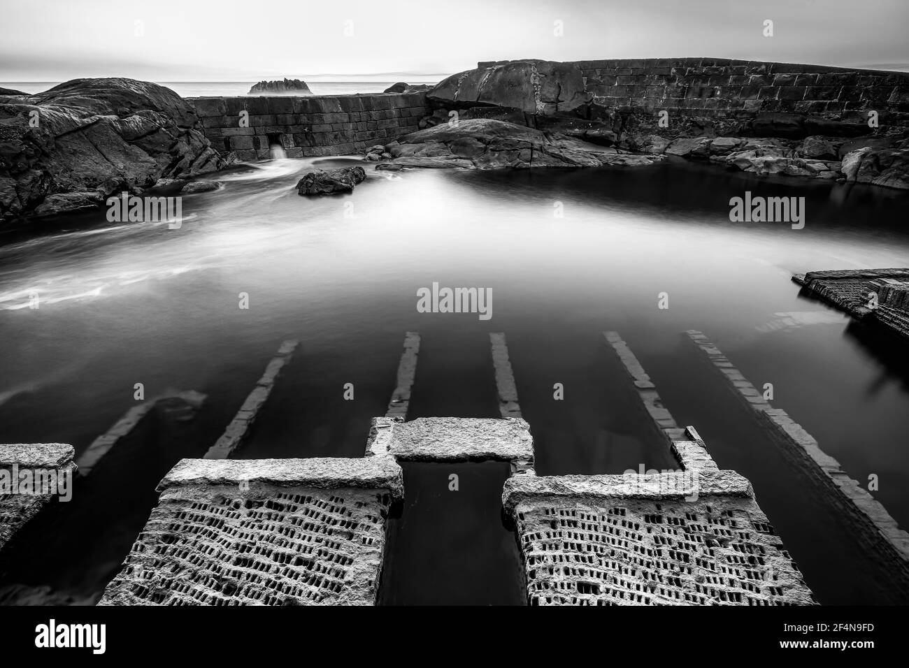 Alte Meeresfarm für Meeresfrüchte in A Guarda, Galicien, Spanien, nur bei Sonnenuntergang Stockfoto