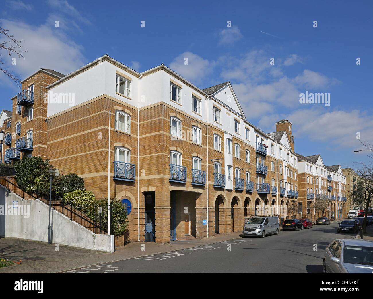 Street Elevation of King and Queen Wharf, Rotherhithe, London, Großbritannien. Ein moderner Apartmentblock am Fluss, der im Jahre 1990s auf dem Gelände eines Holzhofes erbaut wurde. Stockfoto