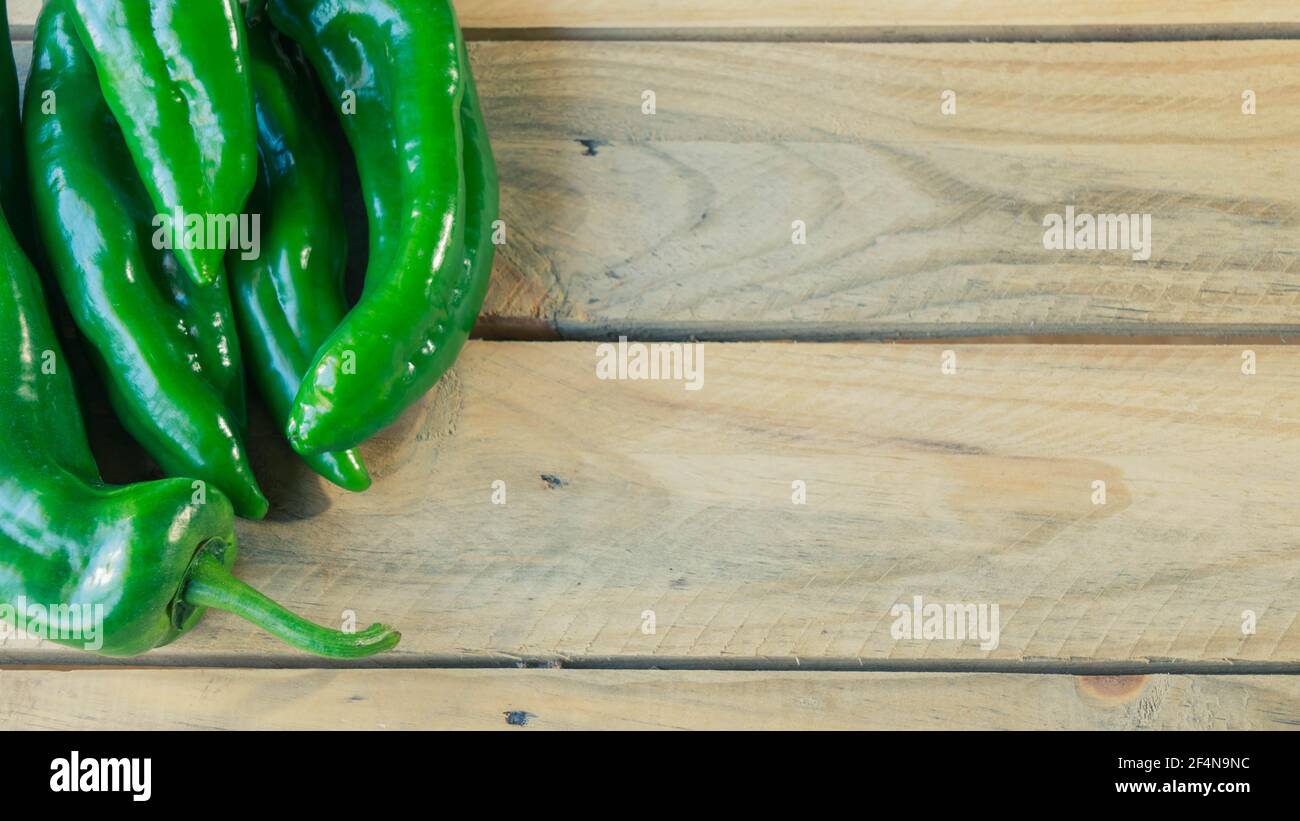 Italienische grüne Paprika auf Holzbretter Tisch Stockfoto